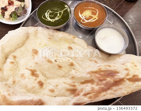 インド料理・ナンとバターチキンとほうれん草のカレーのセット 136493372