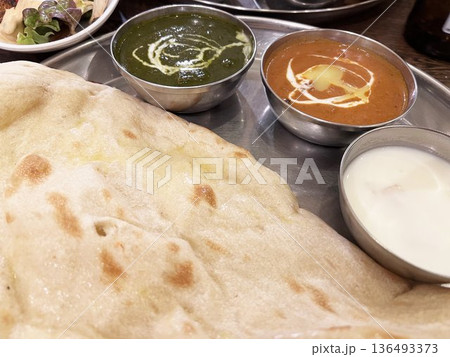 インド料理・ナンとバターチキンとほうれん草のカレーのセット インド料理・ナンとバターチキンとほうれん草のカレーのセット 136493373