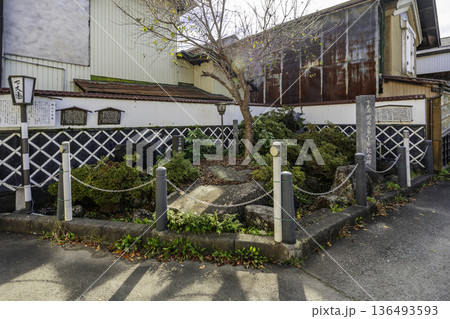 上山　かみのやま温泉　沢庵桜と鏡石　山形県上山市 136493593