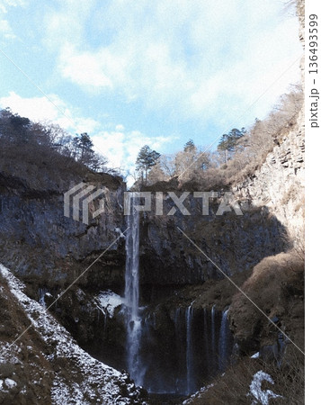 冬の華厳の滝。凍てつく岩壁と真っ直ぐに落ちる滝の絶景 冬の華厳の滝。凍てつく岩壁と真っ直ぐに落ちる滝の絶景 136493599