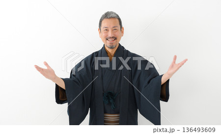着物を着た男性 着物を着た男性 136493609