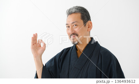 着物を着た男性 136493612