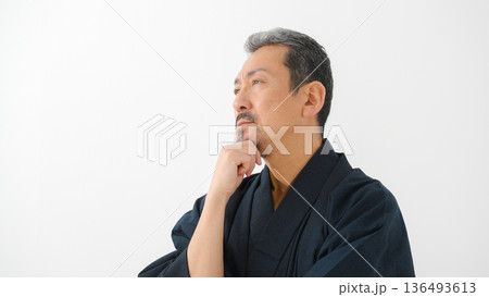 着物を着た男性 136493613
