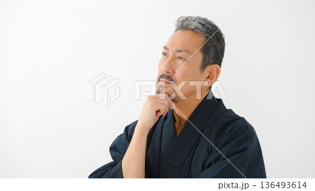 着物を着た男性 136493614