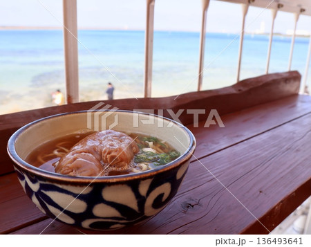 沖縄そばテビチ入り海テラス席|沖縄観光グルメ広告素材 沖縄そばテビチ入り海テラス席|沖縄観光グルメ広告素材 136493641