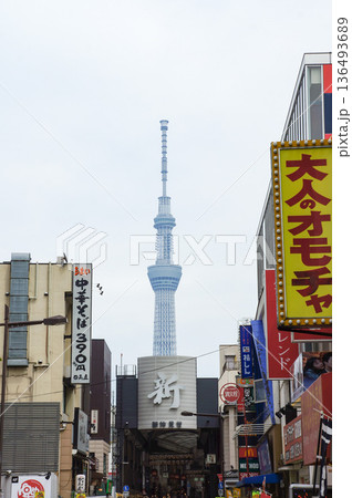スカイツリーと賑やかな新仲見世通り スカイツリーと賑やかな新仲見世通り 136493689