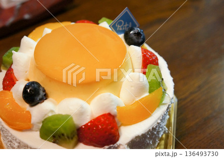 たくさんの種類のフルーツとプリンがのった珍しいケーキ たくさんの種類のフルーツとプリンがのった珍しいケーキ 136493730