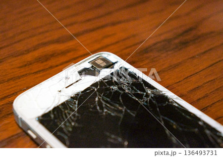 地面に落下させて画面の一部がバキバキに割れてしまったスマートフォン 地面に落下させて画面の一部がバキバキに割れてしまったスマートフォン 136493731