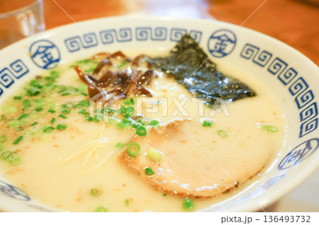 大きなチャーシューと海苔、ネギ、キクラゲがのった美味しそうな博多ラーメン 136493732