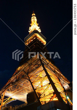 東京タワーの夜景と輝くイルミネーション 東京タワーの夜景と輝くイルミネーション 136493753