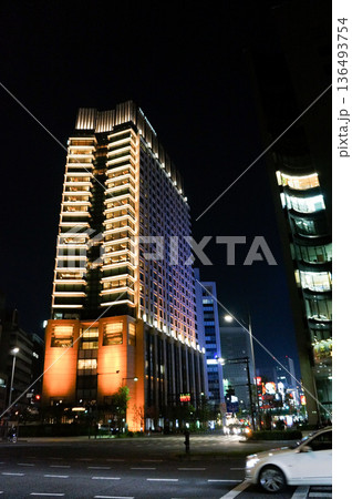 夜の東京の高層ビルと街灯の風景 夜の東京の高層ビルと街灯の風景 136493754