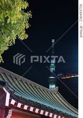寺院の屋根越しに見える東京スカイツリー 136493758