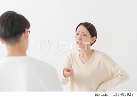 喧嘩する男女 喧嘩する男女 136493928