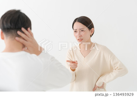 喧嘩する男女 136493929