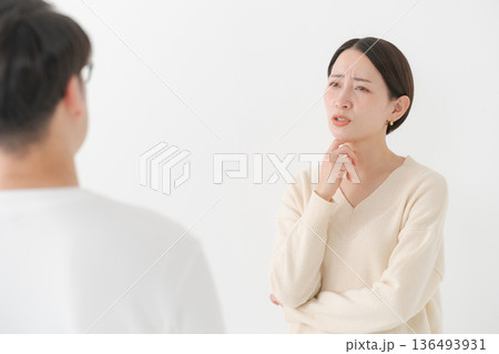 喧嘩する男女 136493931
