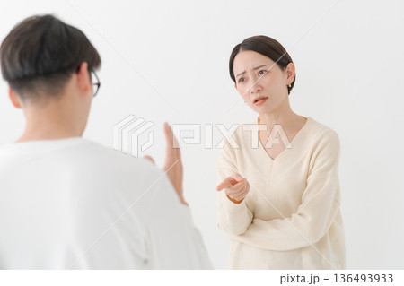 喧嘩する男女 136493933
