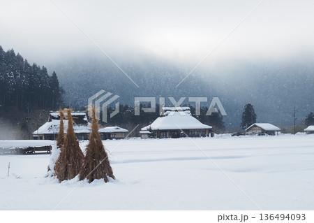 美山のかやと雪景色　 136494093