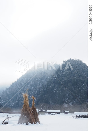 美山のカヤと雪景色 136494096