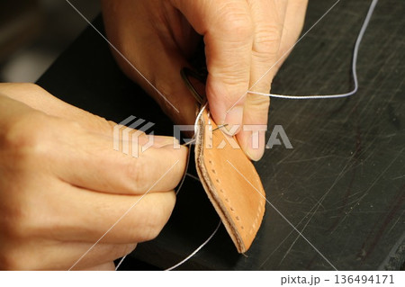 レザークラフトでキーホルダーを作り 136494171