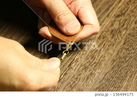 レザークラフトでキーホルダーを作り 136494175