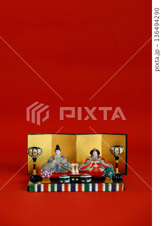 ひな祭りのひな人形のスティルライフ 136494290