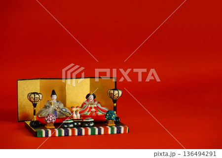 ひな祭りのひな人形のスティルライフ 136494291
