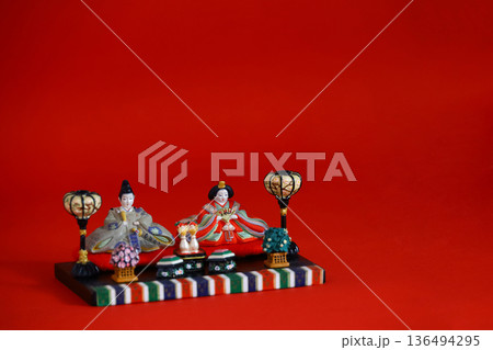 ひな祭りのひな人形のスティルライフ 136494295