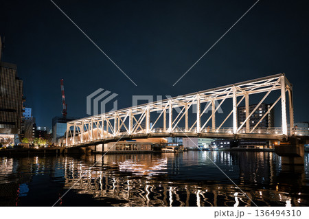 運河にかかるライトアップされた橋 136494310