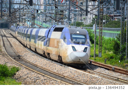 韓国鉄道公社KORAIL 高速列車KTX山川(サンチョン)の走る風景 韓国鉄道公社KORAIL 高速列車KTX山川(サンチョン)の走る風景 136494352