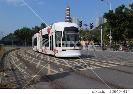 広州市の路面電車　交差点を曲がる 136494414