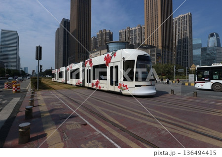 広州市のビル群と路面電車 136494415