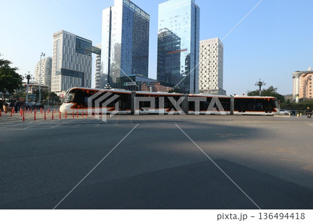 広州の交差点と路面電車 136494418