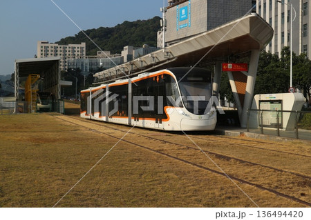 広州市　駅に停車中のトラム 136494420