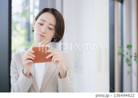 働いてもお金がない(金欠)の悲しい困ったイメージ 物価高大変だな~今月も赤字かな? 働いてもお金がない(金欠)の悲しい困ったイメージ 物価高大変だな~今月も赤字かな? 136494622