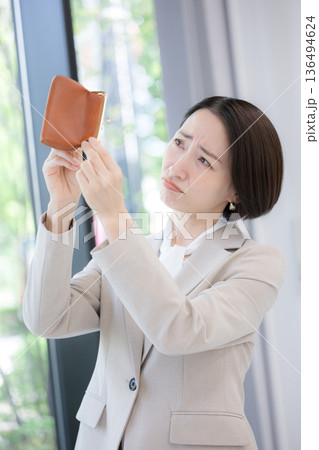 働いてもお金がない(金欠)の悲しい困ったイメージ 物価高大変だな～今月も赤字かな？ 136494624