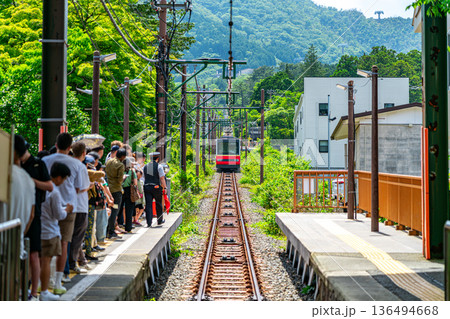 【神奈川県】強羅駅に向かってくる箱根登山ケーブルカー 【神奈川県】強羅駅に向かってくる箱根登山ケーブルカー 136494668