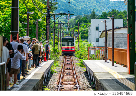 【神奈川県】強羅駅に向かってくる箱根登山ケーブルカー 【神奈川県】強羅駅に向かってくる箱根登山ケーブルカー 136494669