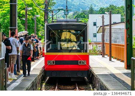 【神奈川県】強羅駅に向かってくる箱根登山ケーブルカー 136494671