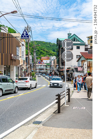 【神奈川県】たくさんのお店が並ぶ箱根湯本駅周辺の繁華街 136494732