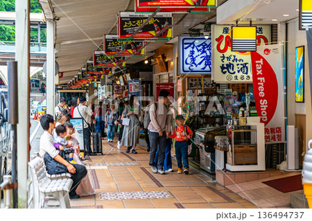 【神奈川県】観光客で賑わう箱根湯本駅周辺の繁華街 136494737