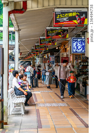 【神奈川県】観光客で賑わう箱根湯本駅周辺の繁華街 136494738