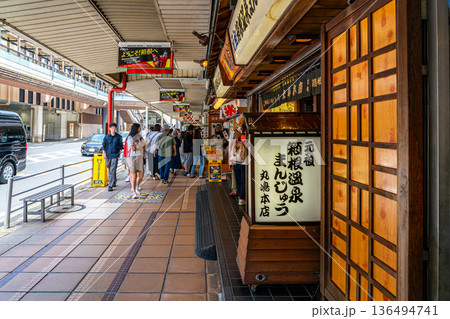 【神奈川県】観光客で賑わう箱根湯本駅周辺の繁華街 【神奈川県】観光客で賑わう箱根湯本駅周辺の繁華街 136494741