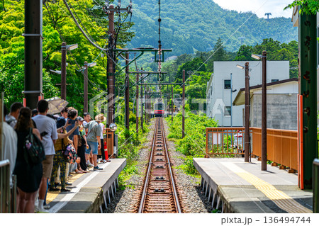 【神奈川県】強羅駅に向かってくる箱根登山ケーブルカー 136494744