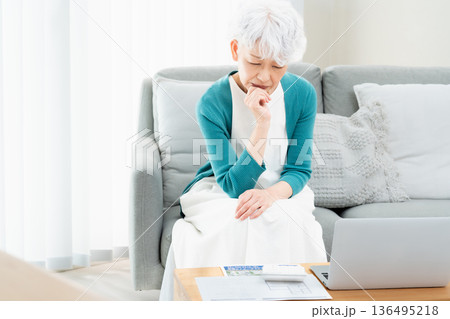 転居先を考えるシニア女性 転居先を考えるシニア女性 136495218