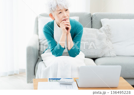 転居先を考えるシニア女性 136495228