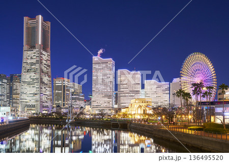 万国橋からみなとみらいの夜景を望む 横浜市 万国橋からみなとみらいの夜景を望む 横浜市 136495520