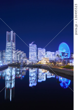 万国橋からみなとみらいの夜景を望む　横浜市 136495523