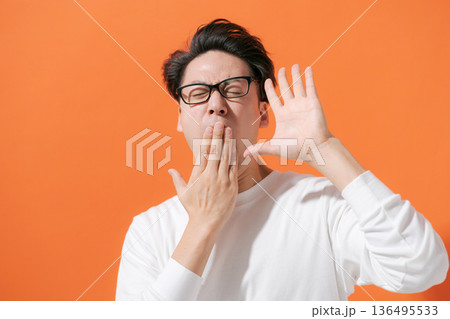 ユニークな表情の男性 ユニークな表情の男性 136495533