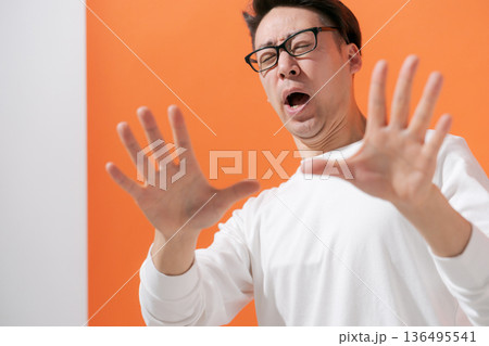 ユニークな表情の男性 136495541