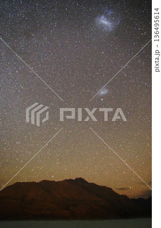 南半球の星空　大マゼラン雲 小マゼラン雲 136495614